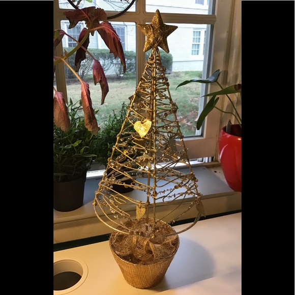 Wire crafted Christmas tree. Gold color 17”H x 7” - Picture 3 of 7